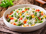 Варен ориз с моркови, царевица и зелен боб за гарнитура